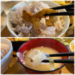 母めし だっこ - 上 こんなホルモンが5切れ
下 味噌汁の具