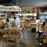 母めし だっこ - 店内をパシャ
平日の12時過ぎ