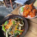 韓国家庭料理 青山 岡崎店 - ヤンニョムチキンとチャプチェ。ヤンニョムチキンは甘い味わい