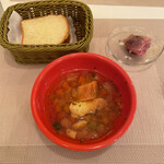 神田小川町 幻のイタリアン カンティーニ - スープ、葡萄のコンポート、自家製パン
