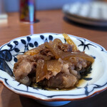 Daidokoro Takamachi - ◆肉丼の具と同じ品、黒毛和牛だそう。これも甘辛いお味付けで美味しい。少し一味をかけると、より美味しくなりました。 肉丼はあまり好まないのですが、お肉の質がいいのでこれを使用した「肉丼」なら頂けるかも。