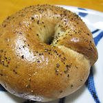 フクスケベーカリー - ベーコンベーグル（160円）スパイシーな黒こしょうがかかっている