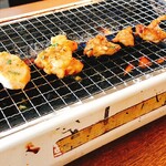 かしわ網焼食堂 しんさん - 網焼きスタイル