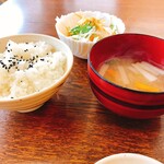 かしわ網焼食堂 しんさん - 定食のライス、味噌汁、サラダ