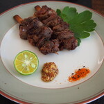 ステーキレストラン パポイヤ - 石垣牛スジ肉の串焼き