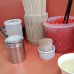 元祖ラーメン長浜家 - 卓上からは胡麻とコショーを頂く！