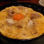 たまひで いちの - 雅親子丼は粋(いき)親子丼に希少な烏骨鶏卵を乗せたものです。