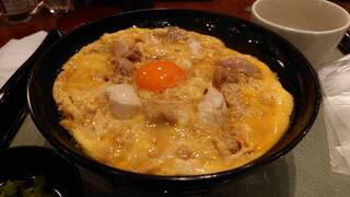 たまひで いちの - 雅親子丼は粋(いき)親子丼に希少な烏骨鶏卵を乗せたものです。