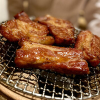 日本料理 研野 - ③焼き物
                    〜2時間ほど味噌床に漬け込んだチャーシューの炭火焼き、牛蒡酢漬け、長芋紹興酒漬け、揚げ銀杏、焼き丹波占地。ニンニク長芋、大黒シメジ。かなりスパイスが効いているが料理のアクセントになっている。