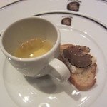 Terres de Truffes, Tokyo - コンソメブランとトリュフを挟んだブリ・ド・モー