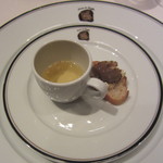 Terres de Truffes, Tokyo - コンソメブランとトリュフを挟んだブリ・ド・モー