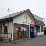 八助 - 店の前は広い駐車場