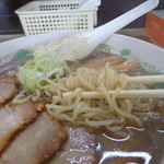 八助 - 細麺ですが普通の太さ