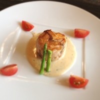 鉄板DINING集 栄店 - サクラマスのポーピエット 香草風味のシャンパンソース