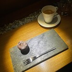 隼 - ・フォンダンショコラ
      濃いめのフォンダンショコラ　紹興酒の香り