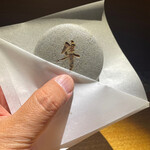 隼 - ⑥殷雷〜意味は雷
      最中の生地のパリッと感を一つ目の雷　中身は香港のアヒルの丸焼き　梅のジャムでマリネ　フォアグラのテリーヌ　二つ目の雷〜パチパチはスペインのキャンディー