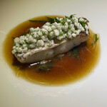 隼 - ③さまざまな感覚で
      ノドグロ の蒸し物　蒸し上げたあとディルを纏わせた"おこげ" 春雨　九条葱　醤油、香港の醤油をブレンドソース