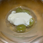 隼 - ・杏仁豆腐　
      杏子の種の核を使用して作る杏仁豆腐　シャインマスカット　自家製オリエンタルシロップ