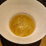 隼 - ・上湯麺〜上湯スープと香港細麺のみのシンプルなスープヌードル