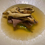 隼 - ⑨茸
      岩手牛ヒレ肉(A5牝牛32ヶ月)　松茸スープ　湯引きしたレタス　松茸の炭火焼き