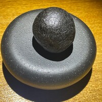 隼 - ①漆黒
                      竹炭を混ぜた生地　北海道のバフンウニ、鷄腿肉、海老など。秋田のいぶりがっこを入れ食感にアクセント