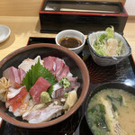 Hakata Tarou Sushi - あら汁、サラダが付いてこの値段（950円）