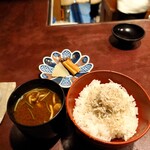 りょうりや 御旅屋 - じゃこご飯　　赤だし大盛