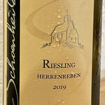 渡辺料理店 - 最初はアルザスのリースリング　置いてあるワインもビストロらしくコスパが良いです