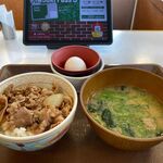 すき家 - 牛丼ミニ+いわしつみれ汁・たまご（550円）