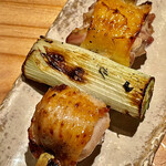 とり茶太郎 - 追加でねぎま　比内地鶏と黄金軍鶏のモモ食べ比べです