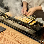 とり茶太郎 - 焼き台の前は暑いですがこれが楽しい　焼鳥はライブです