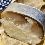 いづ重 - 身が厚い立派な鯖をしっかり巻いてあります　迫力すら感じます