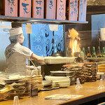 Warayakiya - こんな感じで注文を受けてから厨房で藁焼き開始！見ているだけでワクワクします