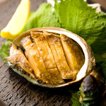 Koube Sugyuuteki Sai Dainingu - 新鮮な活きアワビをシンプルにバター醤油で焼き上げます。 プリプリの食感をお楽しみください！