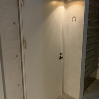 飄香 広尾店 - 入口　蹄鉄ぽいマークのみ