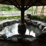 はるみや旅館 - 1階にある露天風呂は貸し切りするのが申し訳ないほどの大きさ♪渓流を望む事も出来て癒やされます