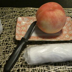 はるみや旅館 - お部屋の冷蔵庫にあったサービスの桃