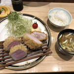 とんかつ ばんぶー - お肉は左からヒレカツ、厚切りロースカツと脂身