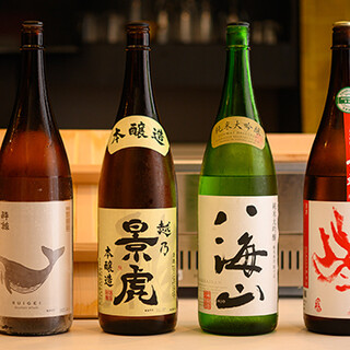 请搭配料理品尝日本酒♪各种经典饮品也很丰富◎