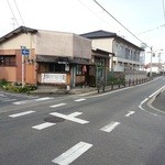 焼き鳥ヤ - 昼間の遠景。ちなみに営業中。