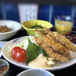 CAFEおもうこぼす - ◆主菜「コロッケとキビナゴのフライ」、ソースが添えられています。