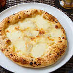 新宿イタリアン カルボナード - クアトロフォルマッジ4種のチーズピッツァ