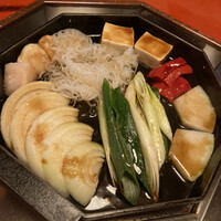 三嶋亭 本店 - 右の扇形が冬瓜、赤いのは万願寺