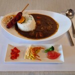 風見鶏 - ●牛すじカレー　1,100円（フランクフルト付き）
            （小鉢、アイスクリーム付き）
            メニューには中辛と書かれてた