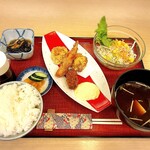 えび三郎 - 日のサービスセット（鶏の唐揚げ、エビフライ、カキフライ、野菜サラダ、小鉢、赤出し、香のもの、白ごはん）税込935円