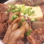 Simmering beef tendon stew