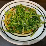 Stir-fried bean sprouts and mushrooms with butter