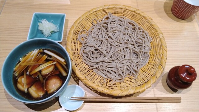 蕎麦屋 もりせいろ へぎ目 手打ちそば もりき 鴨セイロ 十割（大盛り） 1600円 かきあげ