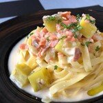LEON - スモークサーモンと旬の野菜のクリームパスタ