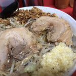 ラーメン二郎 - 大きな豚は2枚です。